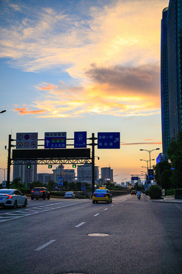 义乌夜景璀璨与无感男性摄影师的镜头凝视